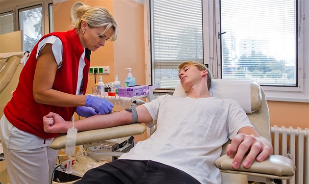 Studenti hradeckého Gymnázia Boeny Nmcové byli poprvé darovat krev...