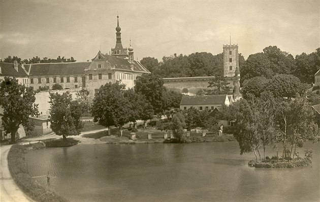 Zámek v Uherčovicích zachycený v roce 1927