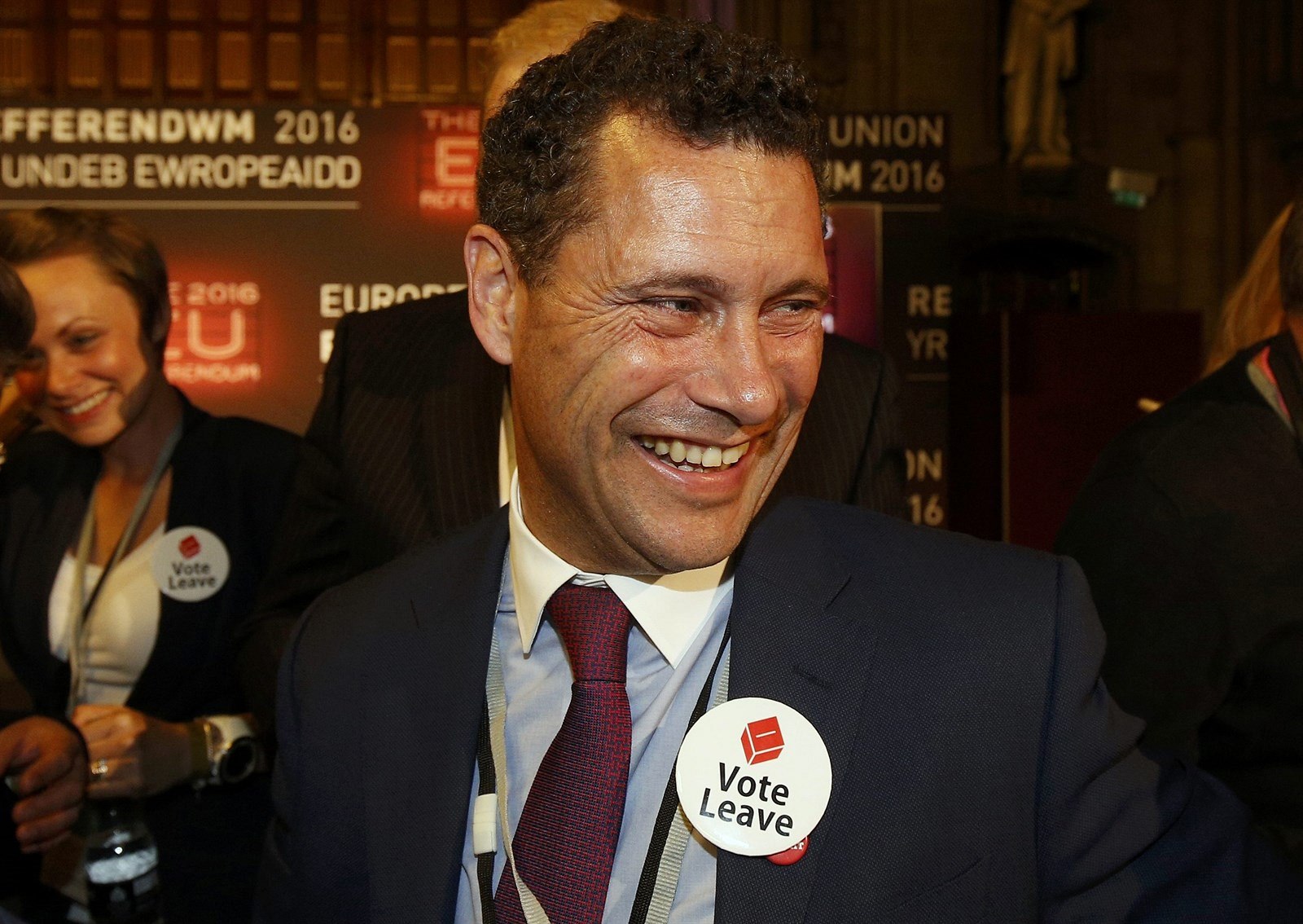 Napadený poslanec UKIP rezignoval. Strana je ve spirále smrti, tvrdí