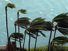 Hurikán Matthew se pehnal pes Bahamy. (6.10.2016)