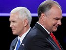 Kandidáti na amerického viceprezidenta: republikán Mike Pence (vlevo) a...