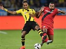 Pierre-Emerick Aubameyang z Dortmundu (vlevo) a Jonathan Tah z Leverkusenu...