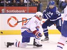 Auston Matthews (v modrém) stílí v pípravném utkání  hokejové NHL mezi...