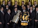 Prezident Barack Obama, prezident NHL Gary Bettman (vlevo dole) a tm...