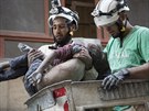 Bílé helmy v Aleppu zachraují ivoty lidem, kteí skonili pod troskami po...