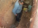 Hrob, který archeologové rovn objevili.