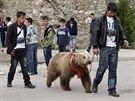 V ulicích albánského Elbasanu se mohli turisté za dv eura vyfotit s medvdem...