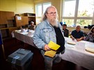 Kandidát na senátora za Prahu 6 Franti�ek �u�as Stárek p�i�el k volbám v pátek...