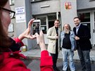 Lidé se fotí s kandidátem na senátora za Prahu 6 Franti�kem �u�asem Stárkem....