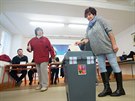 Voli�ka odevzdává sv�j hlas p�i krajských volbách ve Zlín�. (7. �íjna 2016)