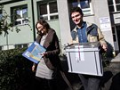 Zástupci volební komise v Praze 6 míří za nepohyblivými voliči. (7. října 2016)