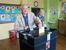 Senátor Pemysl Sobotka odevzdal svj volební hlas v Liberci. (7. íjna 2016)