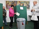 První volební den v okrsku �.7 v hlu�ínském kulturním dom� na Opavsku. (7....