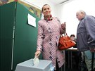 P�edsedkyn� ERÚ Alena Vitásková p�i�la volit mezi prvními do volebního okrsku...
