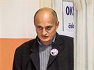 Kandidát do Senátu Martin Konvi�ka p�i krajských a senátních volbách volí v...