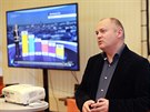 Jihomoravský hejtman Michal Ha�ek sleduje pr�b�né volební výsledky ve �tábu...