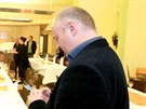Jihomoravský hejtman Michal Ha�ek sleduje pr�b�né volební výsledky ve �tábu...