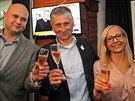 L�dr ANO Ivo Vondr�k (uprost�ed) slav� s man�elkou Marcelou a krajsk�m ��fem...