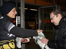 Ragbistky Tatry Smíchov rozdávají na Andlu deník Metro.