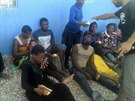 Migranti, které zachránila libyjská pobení strá, kdy se jejich lo potopila...