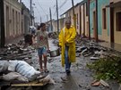 Lidé na Kub uklízejí následky hurikánu Matthew (7. íjna 2016).