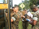 Armádní nováci vyklízejí své výcvikové centrum Parris Island v Jiní Karolín...