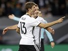 Nmecký útoník Thomas Müller slaví gól proti esku.