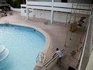 Dlníci v Kingstonu na Jamajce pipravují hotelový bazén na píchod hurikánu...