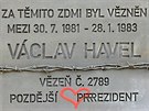 Odhalen� pam�tn� desky V�clava Havla na zdi v�znice v Plzni na Borech. (5....