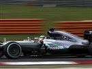 Lewis Hamilton v kvalifikaci na Velkou cenu Malajsie formule 1 v Sepangu.