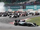 Lewis Hamilton (vpravo) z Mercedesu v čele závodu krátce po startu Velké ceny...