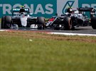 Nico Rosberg (vlevo) z Mercedesu a Jenson Button z McLarenu ve Velké cen...
