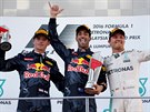 Tři nejlepší z Velké ceny Malajsie. uprostřed vítěz Daniel Ricciardo, vlevo...