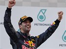 Daniel Ricciardo se raduje z triumfu ve Velké ceně Malajsie.