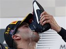 Daniel Ricciardo pipíjí ze své vlastní boty na vítzství ve Velké cen...