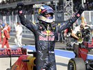 Daniel Ricciardo se raduje z vítzství ve Velké cen Malajsie.