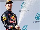 Daniel Ricciardo se raduje s triumfu ve Velké ceně Malajsie.