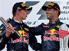 Vítez Daniel Ricciardo (vpravo) s týmovým kolegou Maxem Verstappenem, který...