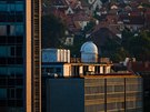 Na st�e�e stavebn� fakulty �VUT upout� kupole observato�e. (8.11.2016)