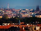 Panorama Prahy s komíny (teplárna Maleice) i kostelními vemi (týnský chrám,...