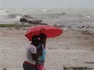 U ped píchodem hurikánu Matthew trápil Haiti silný vítr (4. íjna 2016).