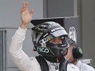 Nico Rosberg z Mercedesu se raduje z výhry v kvalifikaci na VC Japonska.