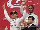 Nico Rosberg (vlevo) triumfoval ve Velké cen Japonska F1, v pozadí jeho kolega...