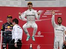 Nico Rosberg (uprosted) z Mercedesu se raduje z triumfu ve Velké cen Japonska...