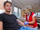 Studenti hradeck�ho Gymn�zia Bo�eny N�mcov� byli poprv� darovat krev...