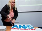 Lídryn ANO 2011 Klára Dostálová krájí dort po vítzných volbách v íjnu 2016 v...