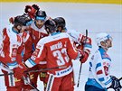 Hokejisté Olomouce slaví gól na led Chomutova, vpravo smutní obránce Juraj...