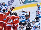 Hokejisté Olomouce slaví gól, Chomutov smutní.