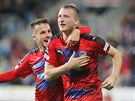 Plzeský útoník Michael Krmeník (vpravo) slaví gól proti Hradci, gratuluje mu...