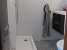 Vanu v kuchyni nahradila klasická koupelna se sprchovým koutem. 